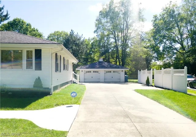 Photo 3 of Single family home for sale at 3300 Helmsdale Dr, Akron, OH 44312 | MLS# 5244595 | Listing updated on 2026-10-10