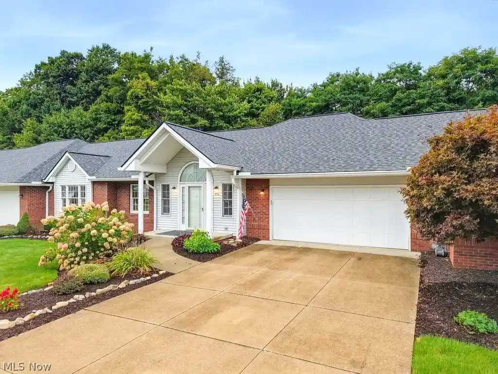 Listing Photo 2 - Condo for sale in 976 Rosemarie Cir located at 976 Rosemarie Cir, Wadsworth, OH 44281 - Unit 976 Rosemarie Cir