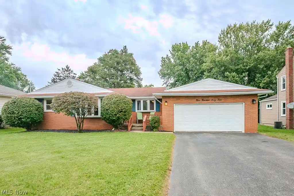Photo 1 of Sale Pending at 944 Larkridge Ave, Youngstown, OH 44512 | MLS# 5244873 | Listing updated on 2026-10-14
