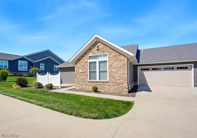 Listing Photo 2 - Condo for sale in building located at 1733 Blackberry Ln, Orrville, OH 44667 - Unit #1733