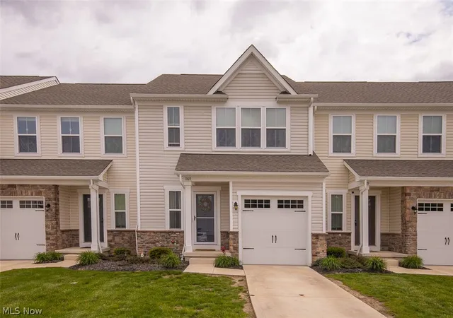 Listing Photo 2 - Condo for sale in building located at 1165 Mdw Run, Akron, OH 44321