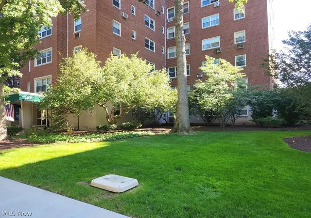 Listing Photo 2 - Condo for sale in building located at 13800 Shaker Blvd, Shaker Heights, OH 44120 - Unit #1102