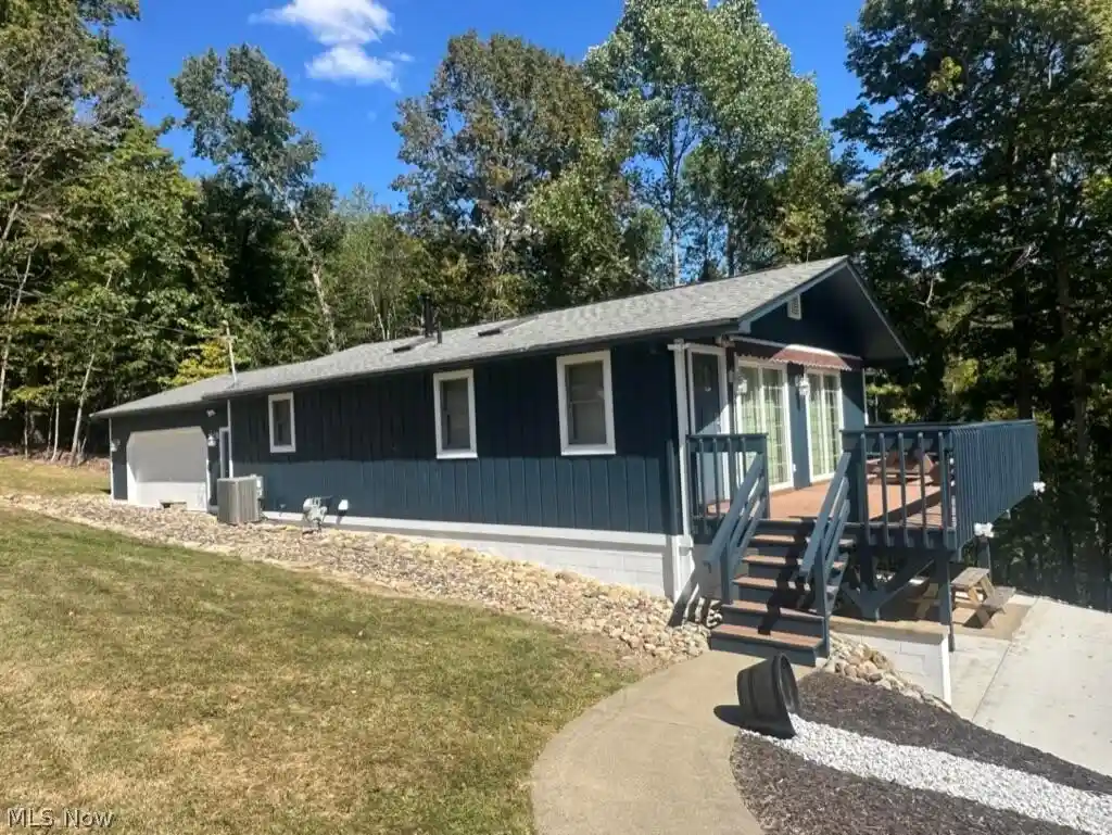 Single family home for sale at 5 Latonka Trl, Malvern, OH 44644 | MLS# 5246631