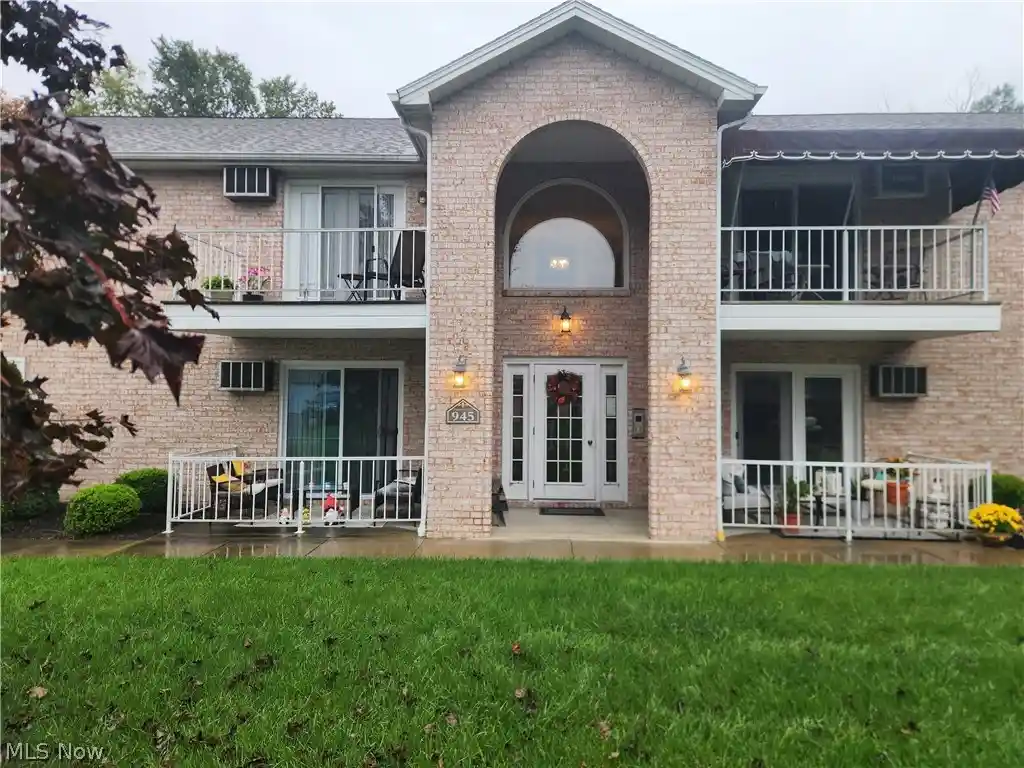 Listing Photo 1 - Condo for sale in 945 Auburn Hls Dr located at 945 Auburn Hls Dr, Youngstown, OH 44512 - Unit 945 Auburn Hills Dr
