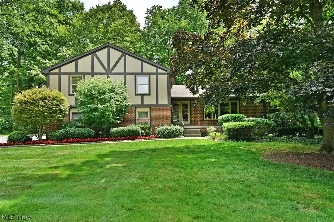 Photo 1 of Sale Pending at 5597 Engleton Ln, Girard, OH 44420 | MLS# 5244237 | Listing updated on 2026-10-16