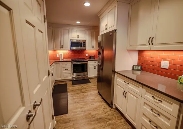 Listing Photo 4 - Condo for sale in building located at 9010 Portage Pointe Dr, Napoleon, OH 44241 - Unit #5-B