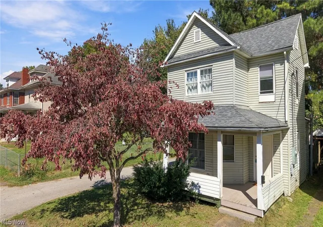 Photo 2 of Single family home for sale at 1011 Tefft St, Parkersburg, WV 26101 | MLS# 5246896 | Listing updated on 2026-10-11
