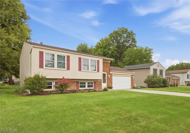 Photo 2 of Sale Pending at 26959 Southwood Ln, Olmsted Twp, OH 44138 | MLS# 5246805 | Listing updated on 2026-09-27