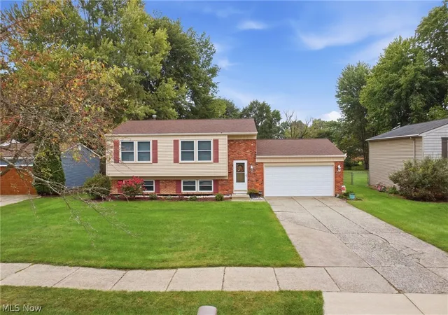 Photo 3 of Sale Pending at 26959 Southwood Ln, Olmsted Twp, OH 44138 | MLS# 5246805 | Listing updated on 2026-09-27