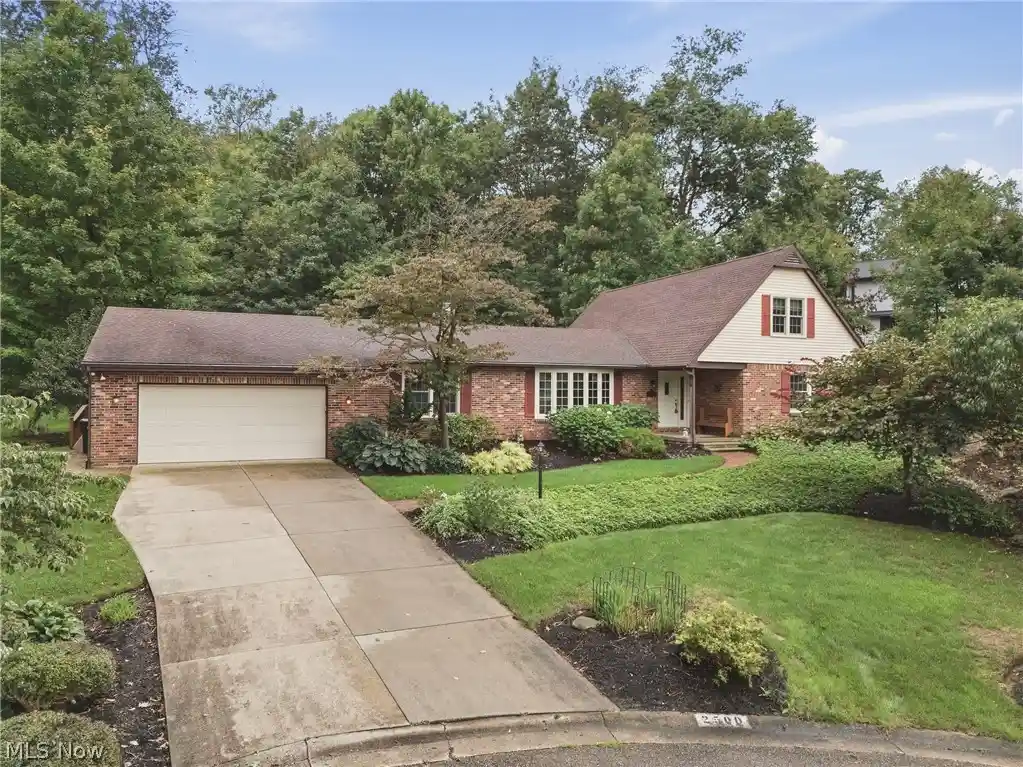 Photo 1 of Single family home for sale at 2500 Treetop Cir Ne, Canton, OH 44705 | MLS# 5246490 | Listing updated on 2026-10-28