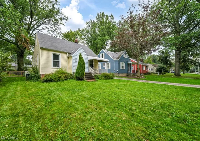 Photo 3 of Single family home for sale at 111 Forest Hl Dr, Avon Lake, OH 44012 | MLS# 5246803 | Listing updated on 2026-09-30
