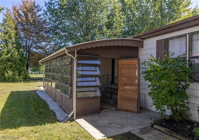 Photo 3 of Single family home for sale at 8 Dogwood Ln, Olmsted Twp, OH 44138 | MLS# 5247448 | Listing updated on 2026-09-24