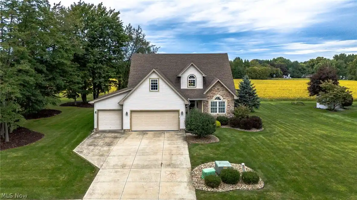 Single family home for sale at 5290 Skye Dr, New Middletown, OH 44442 | MLS# 5246715