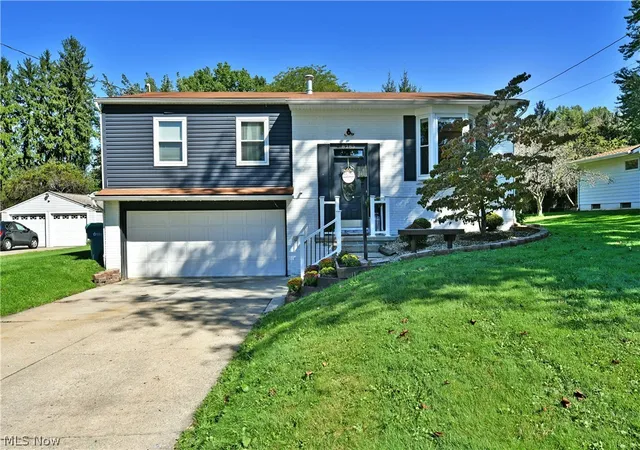 Photo 1 of Sale Pending at 8285 Longview Dr Ne, Warren, OH 44484 | MLS# 5247657 | Listing updated on 2026-10-11