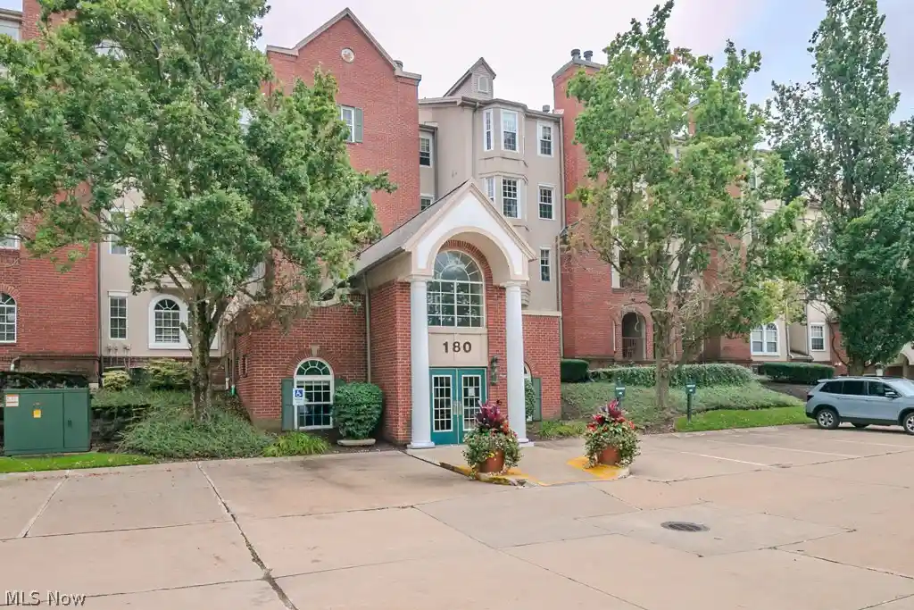 Listing Photo 36 - Condo for sale in 180 Fox Holw Dr located at 180 Fox Holw Dr, Mayfield Heights, OH 44124 - Unit #103