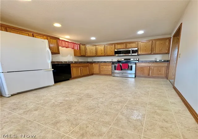 Listing Photo 2 - Condo for sale in building located at 2146 University Commons Dr SE, Massillon, OH 44646