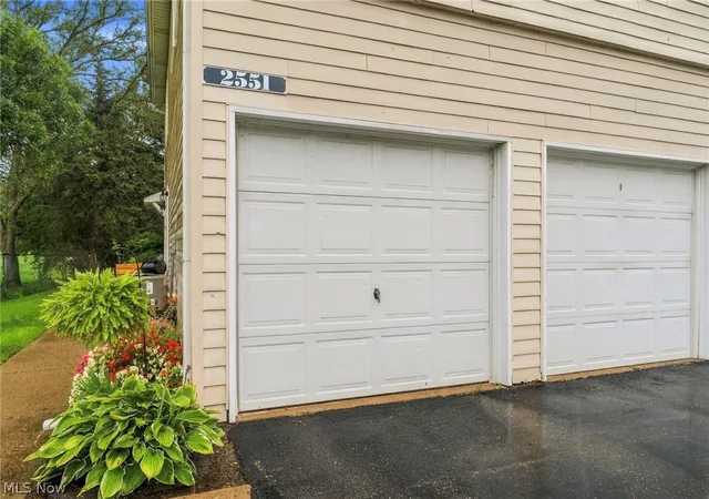Listing Photo 4 - Condo for sale in building located at 2551 Royal County Down Dr, Green, OH 44685 - Unit #D