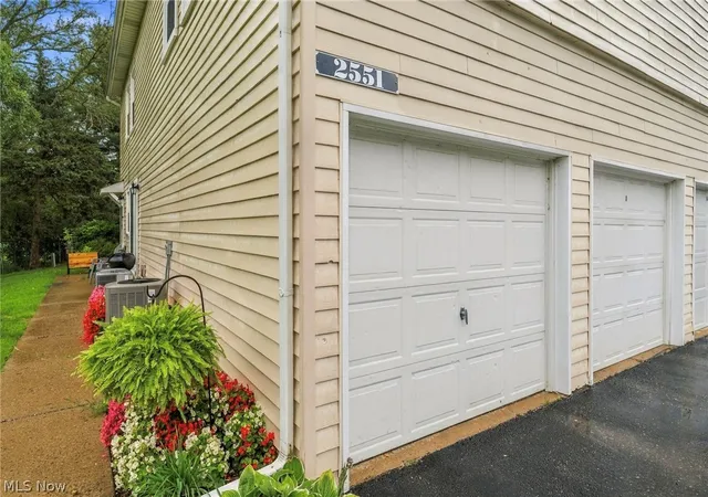 Listing Photo 5 - Condo for sale in building located at 2551 Royal County Down Dr, Green, OH 44685 - Unit #D