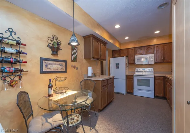 Listing Photo 4 - Condo for sale in building located at 768 Kirkwall Dr, Barberton, OH 44203 - Unit #42-G