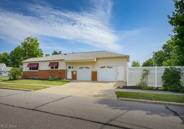 Photo 1 of Single family home for sale at 32204 Glen Arden Dr, Willowick, OH 44095 | MLS# 5247905 | Listing updated on 2026-09-28