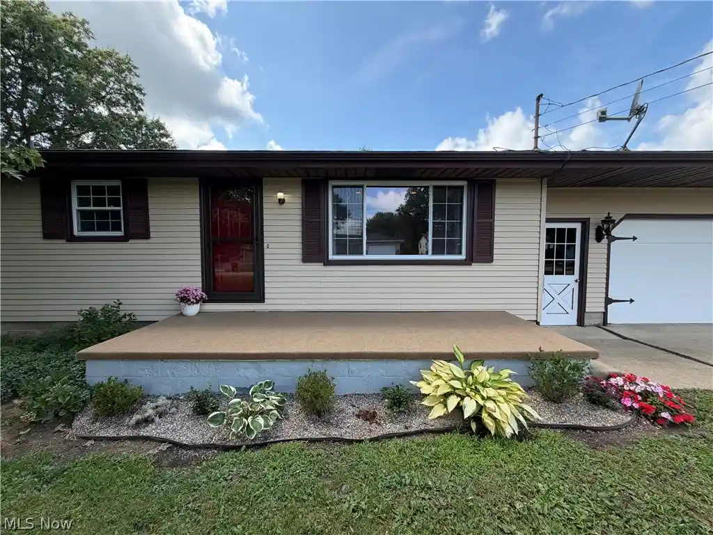 Photo 1 of Single family home for sale at 184 Cir View Dr, New Middletown, OH 44442 | MLS# 5243574 | Listing updated on 2026-10-27