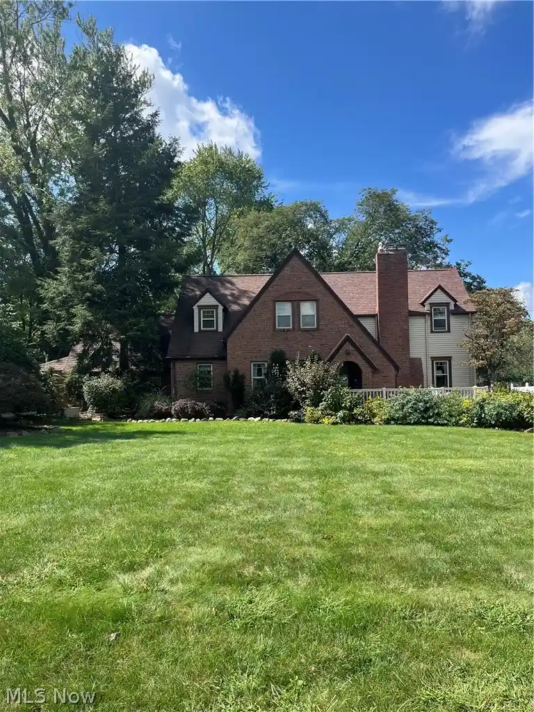 Photo 1 of Sale Pending at 6922 Youngstown Pittsburgh Rd, Youngstown, OH 44514 | MLS# 5244568 | Listing updated on 2026-10-13