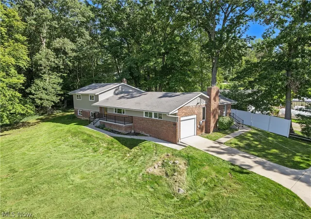 Photo 2 of Single family home for sale at 11121 Lafayette Dr Nw, Canal Fulton, OH 44614 | MLS# 5247125 | Listing updated on 2026-10-01