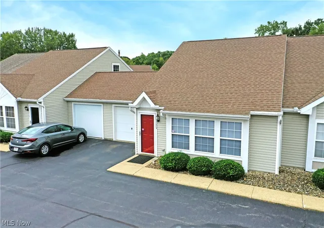 Listing Photo 2 - Condo for sale in building located at 3287 Pheasant Run Rd, Cortland, OH 44410 - Unit #B