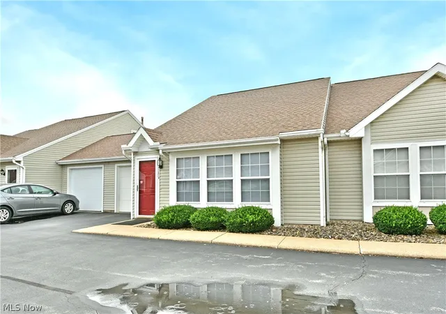 Listing Photo 3 - Condo for sale in building located at 3287 Pheasant Run Rd, Cortland, OH 44410 - Unit #B
