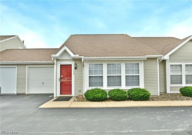 Listing Photo 4 - Condo for sale in building located at 3287 Pheasant Run Rd, Cortland, OH 44410 - Unit #B