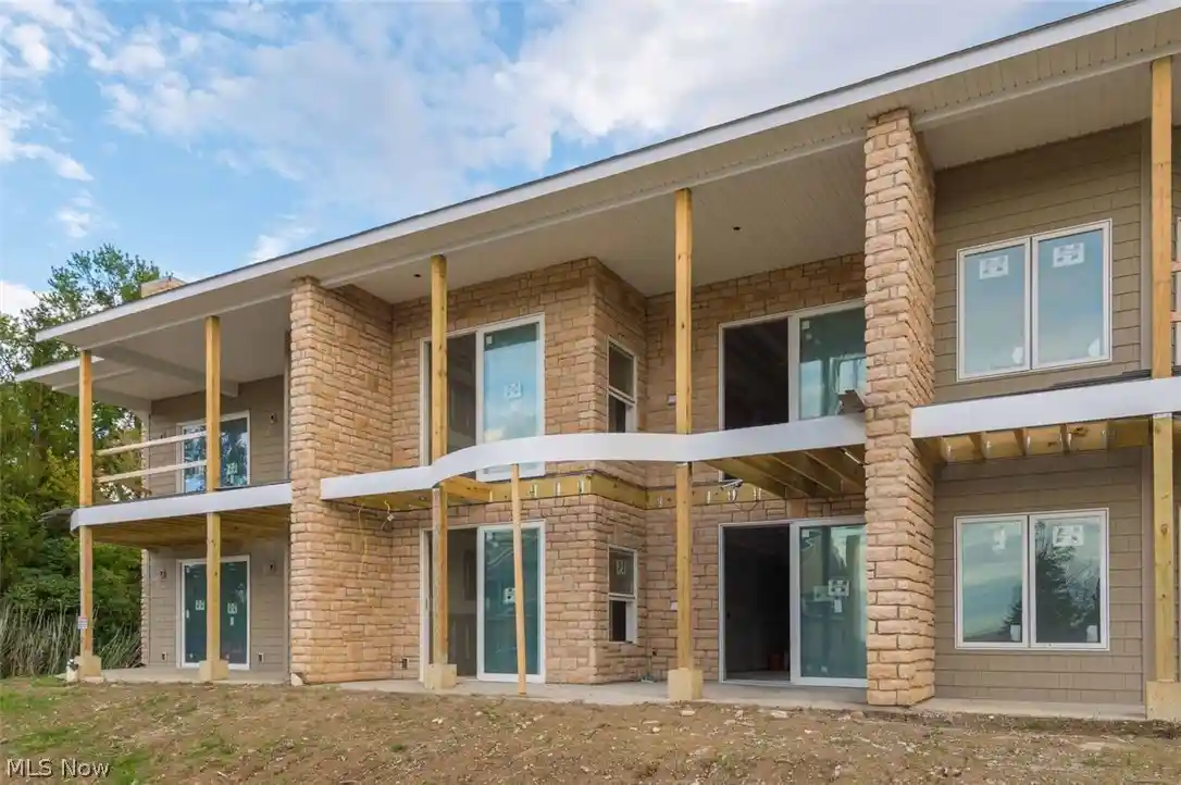 Listing Photo 2 - Condo for sale in 2777 Whispering Shores Dr located at 2777 Whispering Shores Dr, Vermilion, OH 44089 - Unit 2777 Whispering Shrs Dr