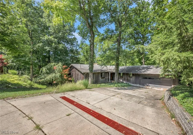 Photo 2 of Single family home for sale at 246 Windward Dr, Elyria, OH 44035 | MLS# 5242564 | Listing updated on 2026-09-28