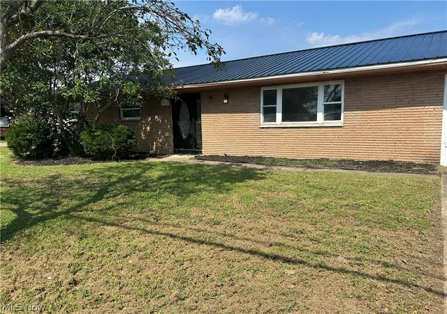 Photo 3 of Single family home for sale at 301 Pennock Dr, Beverly, OH 45715 | MLS# 5245944 | Listing updated on 2026-09-25