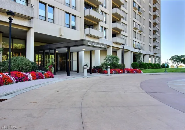 Condo for sale at 1 Bratenahl Pl #105, Cleveland, OH 44108 | MLS# 5248117
