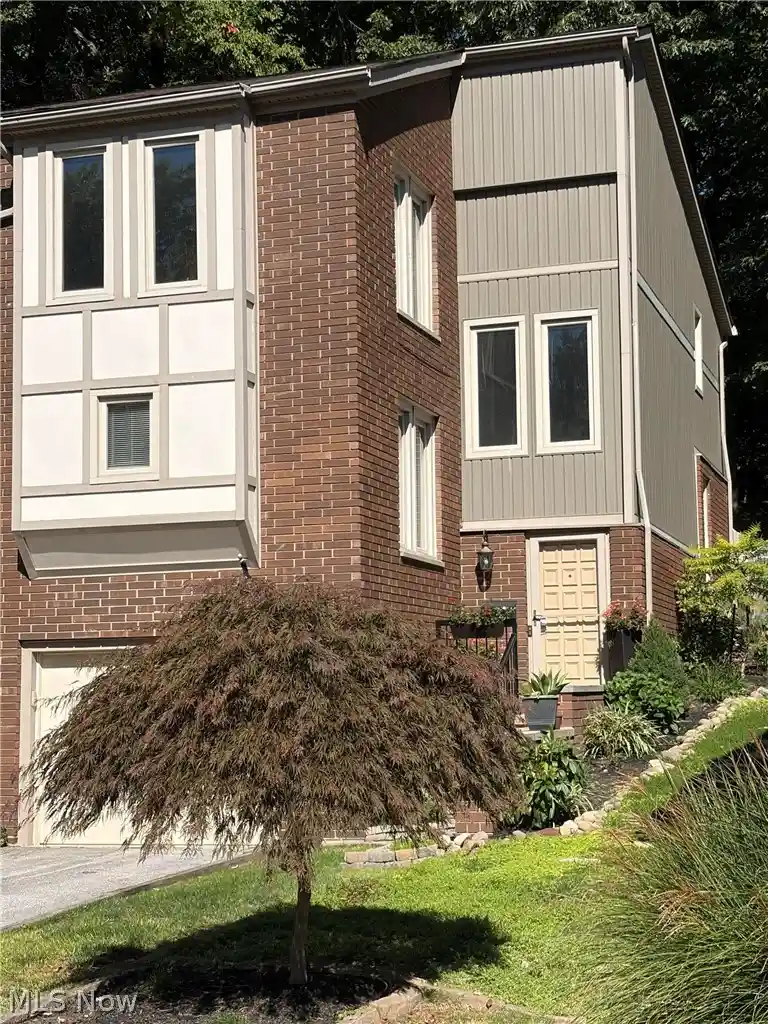 Listing Photo 1 - Condo for sale in 6855 W Fitzwater Rd located at 6855 W Fitzwater Rd, Brecksville, OH 44141 - Unit 6855 W Fitzwater Rd