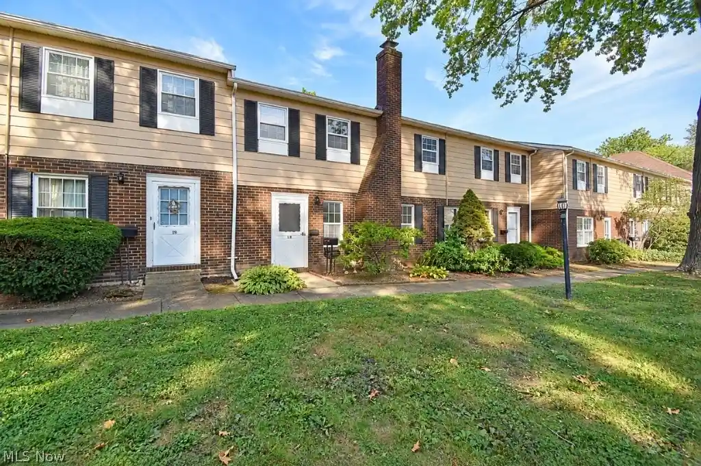 Listing Photo 2 - Condo for sale in 8240 Deepwood Blvd located at 8240 Deepwood Blvd, Mentor, OH 44060 - Unit #7-18