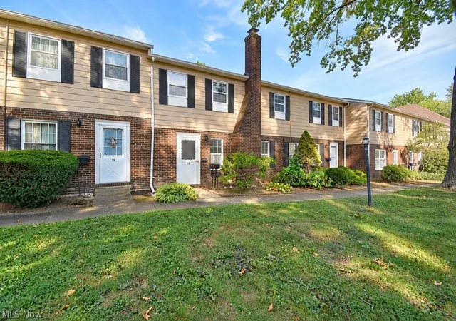 Listing Photo 2 - Condo for sale in building located at 8240 Deepwood Blvd, Mentor, OH 44060 - Unit #7-18