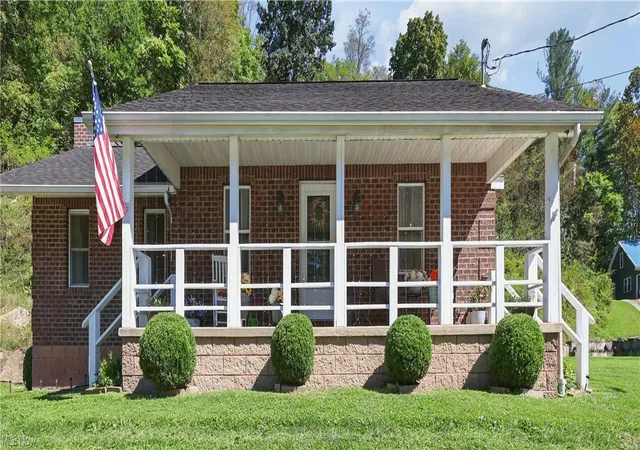 Photo 2 of Single family home for sale at 702 Zanesville St, Beverly, OH 45715 | MLS# 5248803 | Listing updated on 2026-10-05