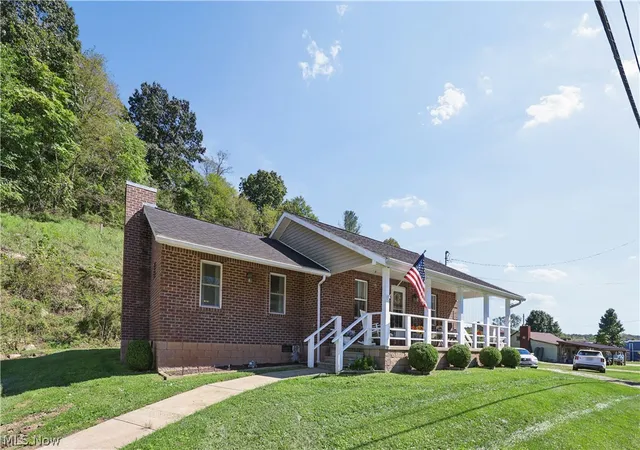 Photo 3 of Single family home for sale at 702 Zanesville St, Beverly, OH 45715 | MLS# 5248803 | Listing updated on 2026-10-05