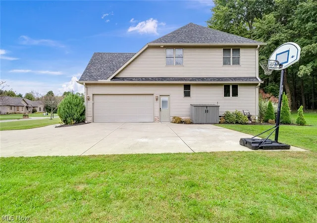 Photo 2 of Single family home for sale at 2037 Bishop Woods Ct, Youngstown, OH 44514 | MLS# 5248377 | Listing updated on 2026-10-10