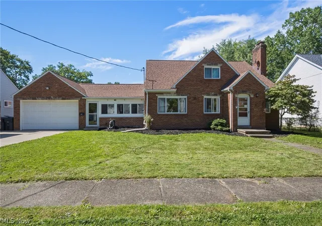 Photo 1 of Single family home for sale at 860 Meridian St, Akron, OH 44310 | MLS# 5248878 | Listing updated on 2026-10-11