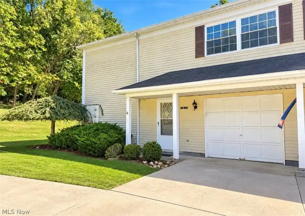 Listing Photo 1 - Condo for sale in 13676 Oakbrook Dr located at 13676 Oakbrook Dr, North Royalton, OH 44133 - Unit #3676
