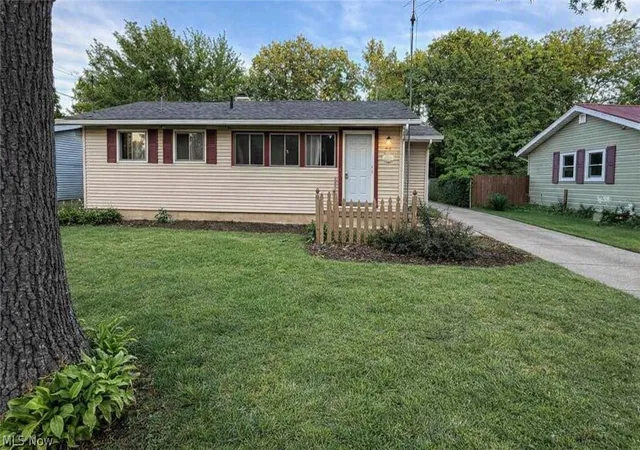 Photo 1 of Single family home for sale at 2426 Montgomery Ave Nw, Warren, OH 44485 | MLS# 5239427 | Listing updated on 2026-10-08