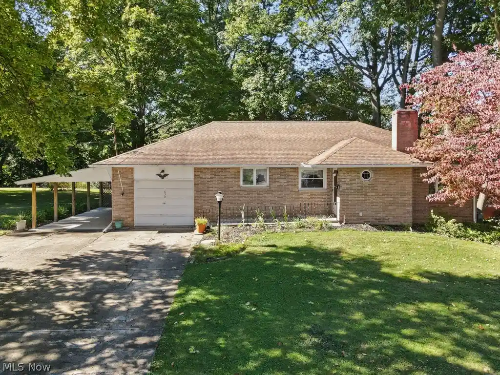 Single family home for sale at 633 Fairview Pl, Alliance, OH 44601 | MLS# 5249689