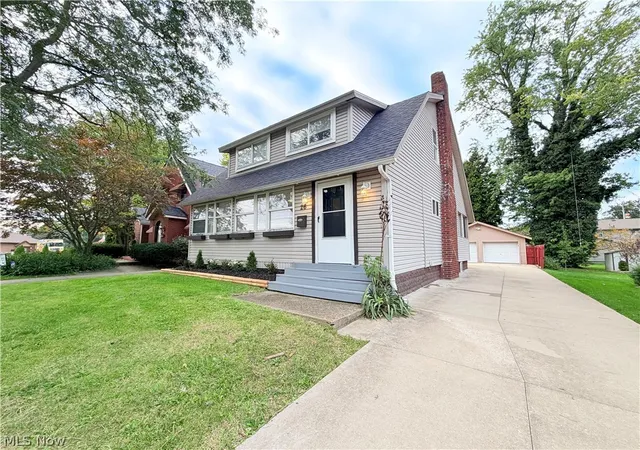 Photo 2 of Single family home for sale at 26 Clifton Dr, Youngstown, OH 44512 | MLS# 5227571 | Listing updated on 2026-10-06