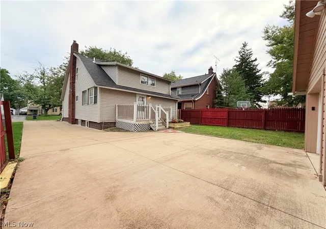Photo 3 of Single family home for sale at 26 Clifton Dr, Youngstown, OH 44512 | MLS# 5227571 | Listing updated on 2026-10-06