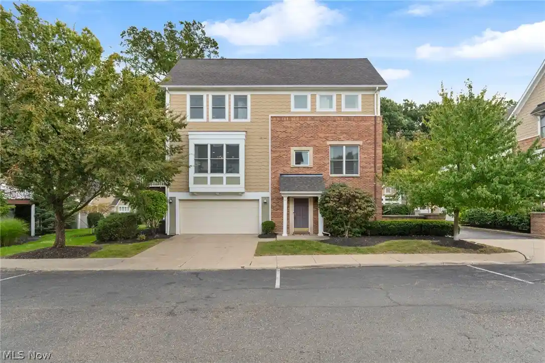 Listing Photo 1 - Condo for sale in 1499 Huntington Ln located at 1499 Huntington Ln, Cleveland Heights, OH 44118 - Unit 1499 Huntington Ln