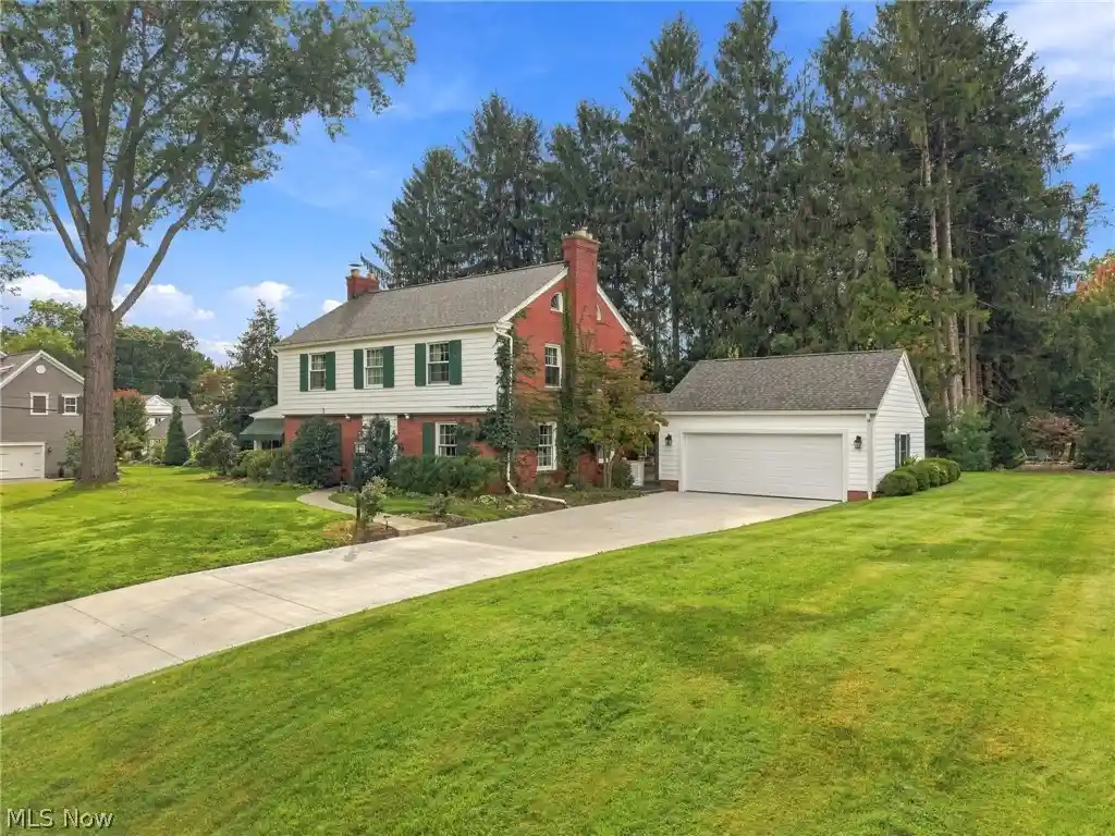 Photo 1 of Single family home for sale at 302 Summit St Sw, North Canton, OH 44720 | MLS# 5249762 | Listing updated on 2026-10-12