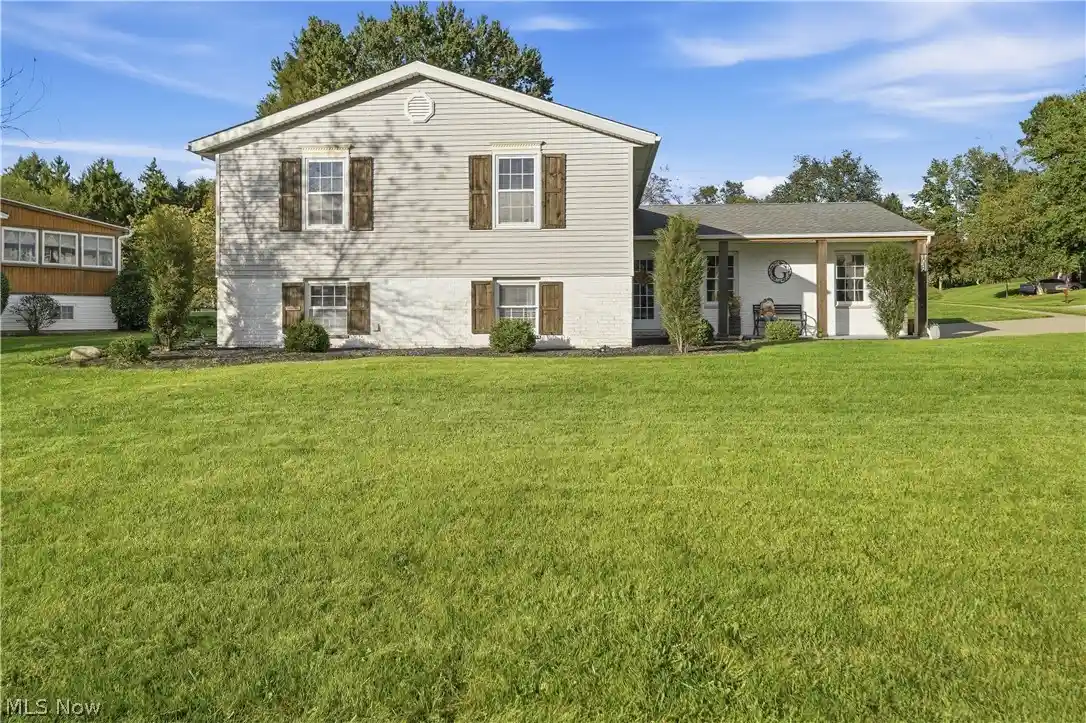 Photo 1 of Single family home for sale at 1042 Oak Hl Dr Ne, Massillon, OH 44646 | MLS# 5249948 | Listing updated on 2026-10-22