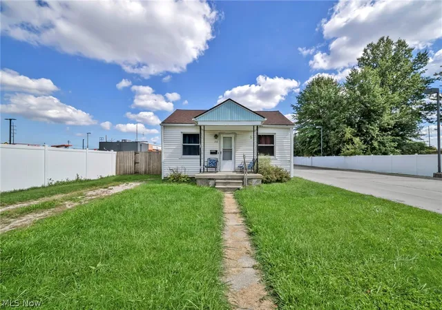 Photo 1 of Single family home for sale at 318 Longson Ave, Elyria, OH 44035 | MLS# 5249919 | Listing updated on 2026-10-07